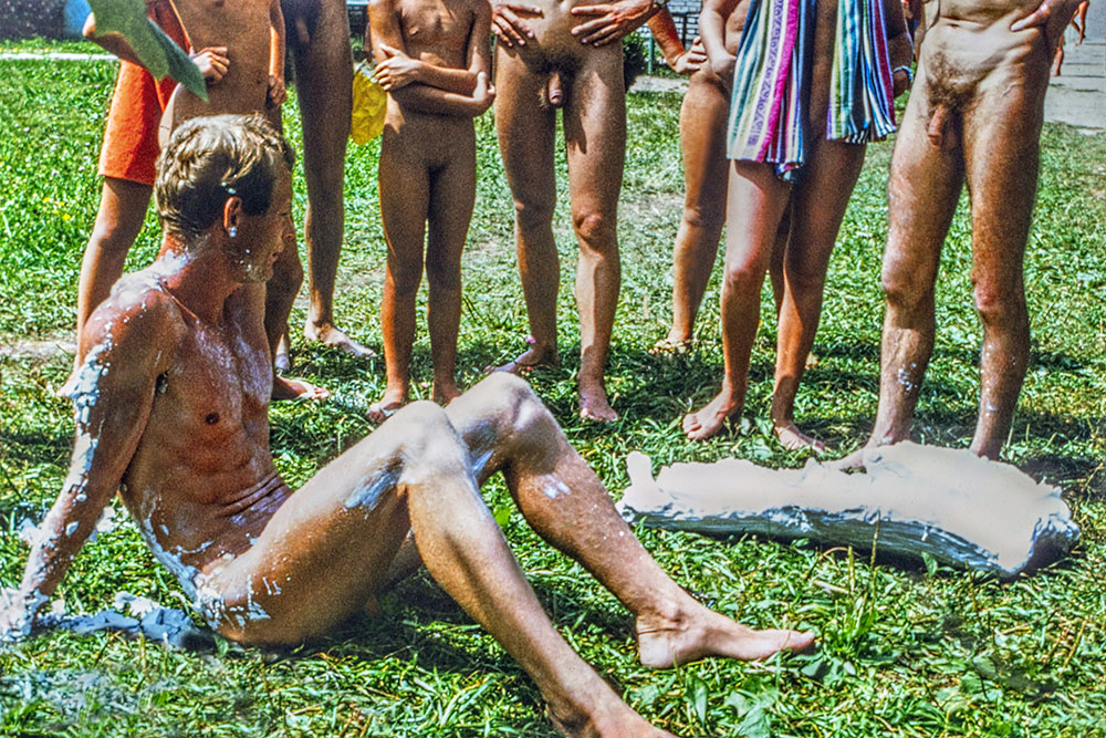 FKK-Jugend, nackt und frei in der Natur - FKK-Jugendlager in Darmstadt - Körperabformungen mit Gips, Erhard